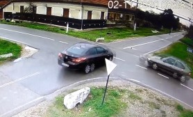 A ignorat semnul „cedează trecerea” și a lovit din plin o mașină condusă de o femeie însărcinată